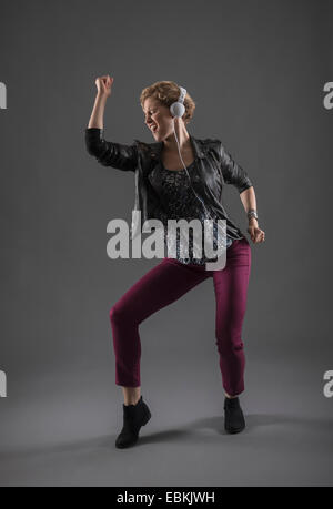 Studioaufnahme von Frau anhören von Musik und Tanz Stockfoto