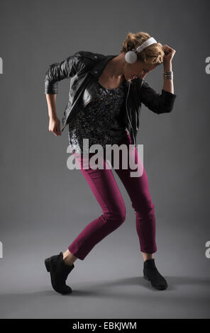 Studioaufnahme von Frau anhören von Musik und Tanz Stockfoto