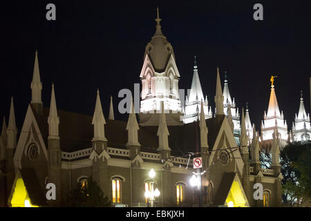 Salt Lake City, Utah - The Salt Lake Tempel der Mormonen (beleuchtet), mit Montagehalle im Vordergrund. Stockfoto