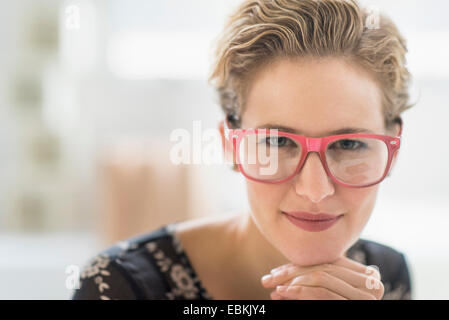 Porträt der jungen Frau mit Brille Stockfoto