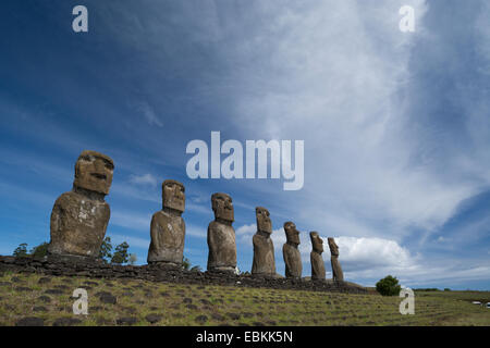 Chile, Osterinsel aka Rapa Nui. Ahu Akivi, zeremonielle Plattform mit sieben restaurierte stehenden Moai Statuen. Stockfoto