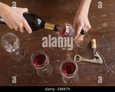 Erhöhten Blick auf Frau Gießen Rotwein Stockfoto