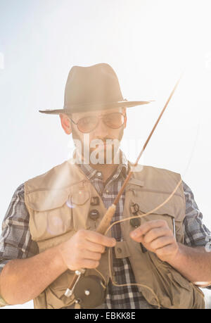 Porträt des Mannes mit Angelrute Stockfoto