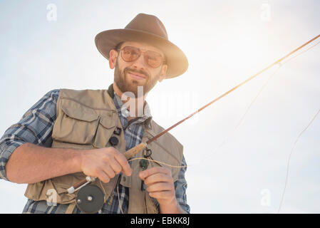 Porträt des Mannes mit Angelrute Stockfoto