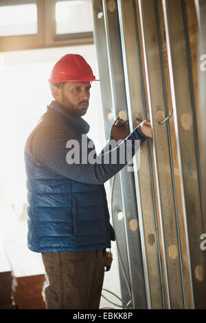 Mann arbeitet auf Baustelle Stockfoto