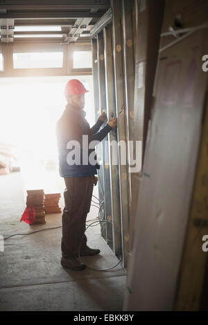 Mann arbeitet auf Baustelle Stockfoto