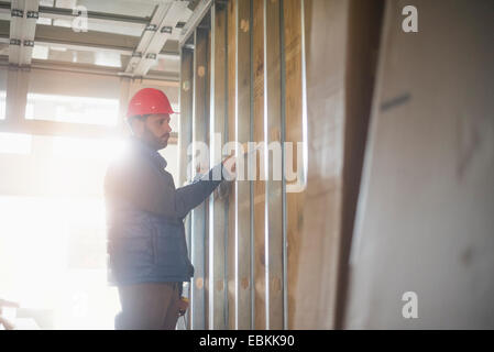 Mann arbeitet auf Baustelle Stockfoto