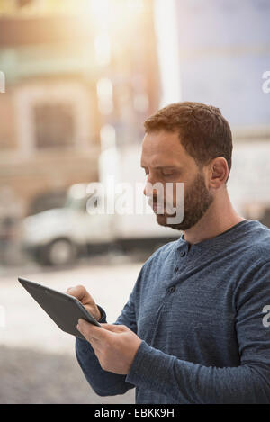 Lieferung Mann mit digital-Tablette Stockfoto