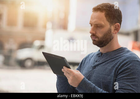 Lieferung Mann mit digital-Tablette Stockfoto