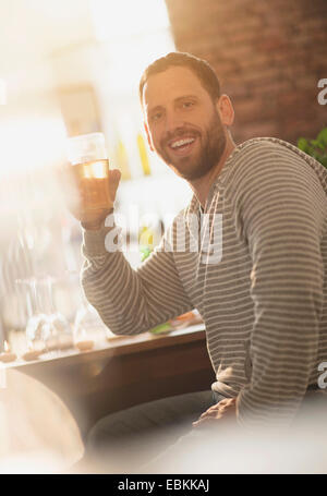 Porträt des Mannes mit Drink in der Bar Stockfoto