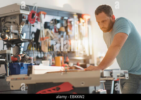 Mann arbeitet in Werkstatt Stockfoto