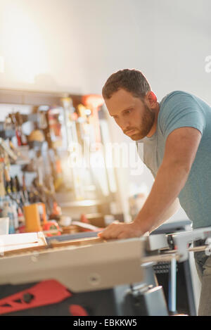 Mann arbeitet in Werkstatt Stockfoto