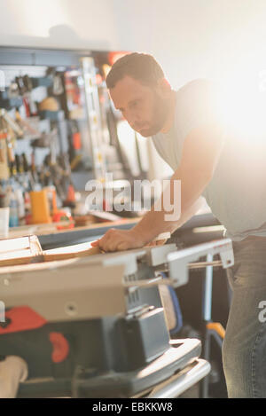 Mann arbeitet in Werkstatt Stockfoto