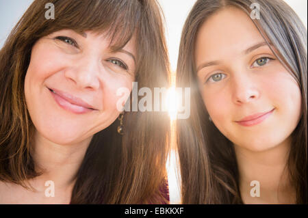 Porträt von lächelnden Mutter und Tochter (14-15) im Innenbereich Stockfoto