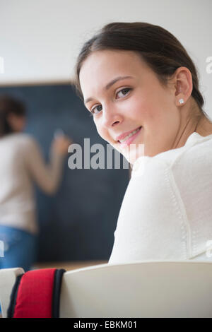 Porträt von Teenager-Studentin (14-15) im Klassenzimmer Stockfoto