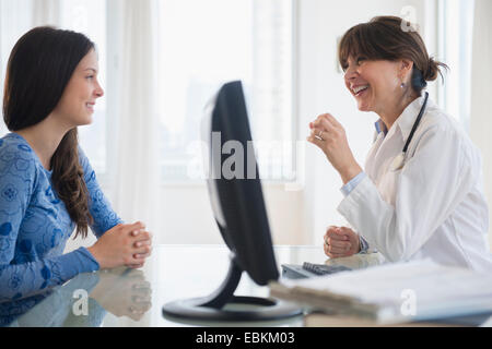 Arzt im Gespräch mit Jugendlichen Patienten (14-15) Stockfoto