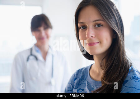 Porträt des Patienten (14-15) in Arztpraxis Stockfoto