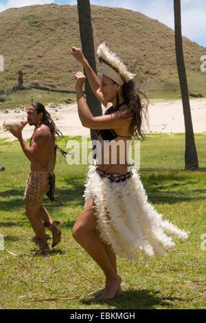 Osterinsel aka Rapa Nui Nationalpark Rapa Nui. Anakena historische Stätte, traditionelle Polynesische Tanz-Show. Stockfoto