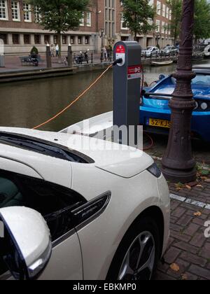 Elektrofahrzeug aufladen an einer Ladestation in Amsterdam, Niederlande, Europa Stockfoto