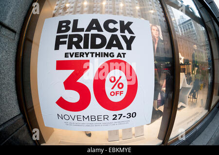 Ein Geschäft in der Herald Square Einkaufsviertel in New York kündigt ihre Black Friday Event am Thanksgiving Day Stockfoto