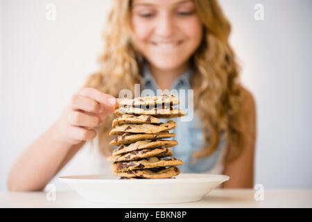 Studioaufnahme von Mädchen (12-13) mit Pfannkuchen Stockfoto