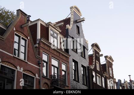 Traditionelle Häuser säumen einen malerischen Kanal in Amsterdam, die niederländische Architektur und lebhafte Farben zeigen. Niederlande, Europa Stockfoto