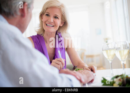 Porträt der Frau im Gespräch mit Mann am Tisch im restaurant Stockfoto