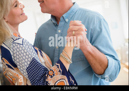 Schuss von Mann und Frau tanzen beschnitten Stockfoto