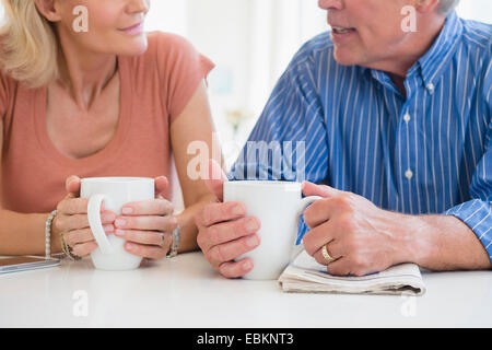 Schuss von Mann und Frau Kaffee trinken und reden beschnitten Stockfoto