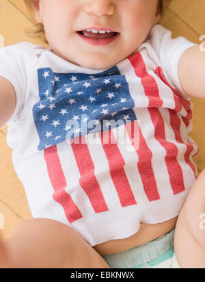 Studioaufnahme von kleinen Mädchen (18-23 Monate) in T-shirt mit amerikanischen Flagge Stockfoto