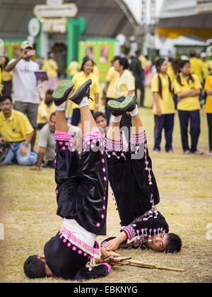 Bangkok, Thailand. 2. Dezember 2014. Hmong, Mitglieder einer ethnischen Minderheit aus Nordthailand, führen einen traditionellen Tanz auf Sanam Luang in Bangkok vor dem Trooping der Farben, während einer Feier der Geburtstag des Königs. Die Thai Royal Guards Parade, auch bekannt als Trooping der Farben, tritt jeden Dezember 2 zur Feier des Geburtstages von Bhumibol Adulyadej, der König von Thailand. Die königliche Garde des königlichen thailändischen Streitkräfte führen eine militärische Parade und Versprechen Loyalität gegenüber dem Monarchen. Bildnachweis: ZUMA Press, Inc./Alamy Live-Nachrichten Stockfoto