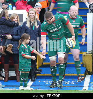 Leicester, UK. 29. November 2014. Aviva Premiership Rugby. Leicester Tigers gegen London Wasps. Brad Thorn und Maskottchen Miss Mann. © Aktion Plus Sport/Alamy Live-Nachrichten Stockfoto