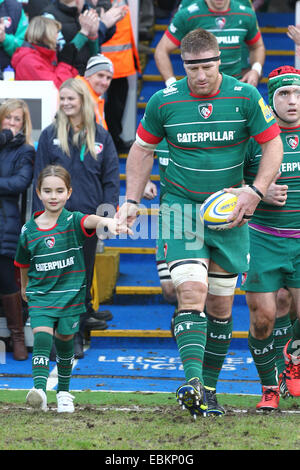 Leicester, UK. 29. November 2014. Aviva Premiership Rugby. Leicester Tigers gegen London Wasps. Brad Thorn und Maskottchen Miss Mann. © Aktion Plus Sport/Alamy Live-Nachrichten Stockfoto