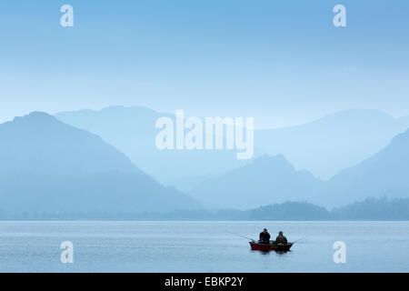 Zwei Männer in einem Boot Fischen auf Derwent Wasser, Cumbria, England Stockfoto