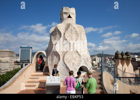 Casa Mila oder La Pedrera Dach Kamin, entworfen von Antoni Gaudi in Barcelona, Katalonien, Spanien. Stockfoto