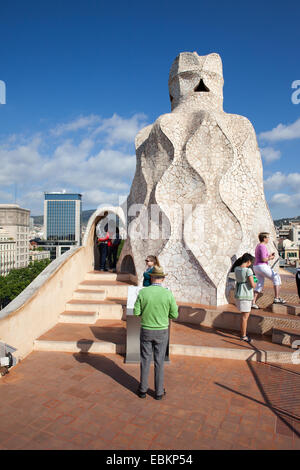 Casa Mila oder La Pedrera Dach Kamin, entworfen von Antoni Gaudi in Barcelona, Katalonien, Spanien. Stockfoto