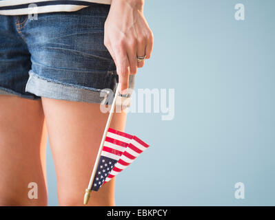 Studio shot of woman's hand holding American flag Stockfoto