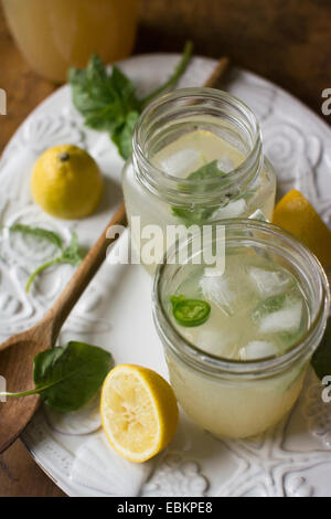 Studioaufnahme von Limonade in Glas und Glas Stockfoto