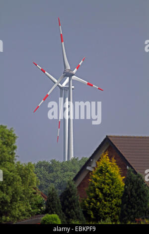 Windkraftanlagen in der Nähe Wohnsiedlung Stockfoto