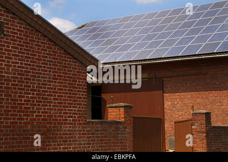 Sonnenkollektoren auf dem Dach eines Bauernhauses Stockfoto