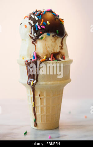 Studioaufnahme von Eis mit Schokoladensauce Stockfoto