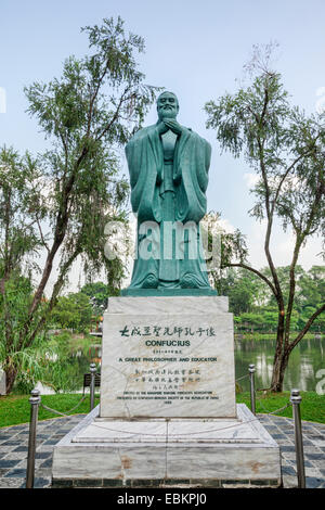 Die Statue des weisen Konfuzius im chinesischen Garten, Singapur Stockfoto