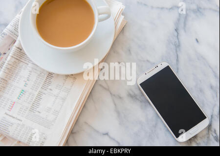 Studioaufnahme Kaffeetasse, Zeitungs-und Smartphone Stockfoto