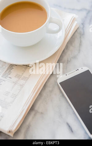 Studioaufnahme Kaffeetasse, Zeitungs-und Smartphone Stockfoto