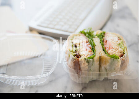 Studioaufnahme des Sandwich-Box und Computer-Tastatur Stockfoto
