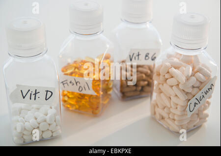 Studioaufnahme von verschiedenen Pillen in Flaschen Stockfoto