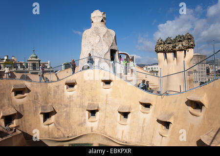 Casa Mila oder La Pedrera auf dem Dach, entworfen von Antoni Gaudi in Barcelona, Katalonien, Spanien. Stockfoto