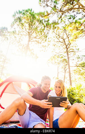 USA, Florida, Tequesta, paar Blick auf digital-Tablette Stockfoto