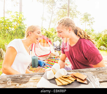 USA, Florida, Tequesta, paar sitzt am Tisch mit snacks Stockfoto