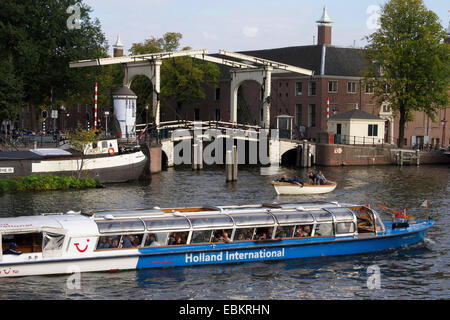 Freitragende Holzbrücke entlang dem Fluss Amstel, Amsterdam, Niederlande, Europa Stockfoto